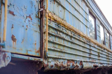 eski paslı metal ve bir pencere