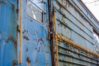 eski paslı metal ve mavi pencere