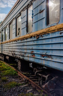 Şehirdeki terk edilmiş eski tren istasyonu.