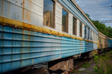 Demiryolu rayları üzerinde