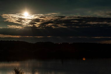 Denizin üzerinde güzel bir gün batımı