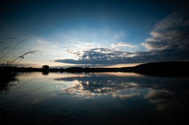 Gölün üzerinde güzel bir gün batımı