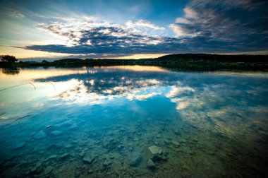Gölün üzerinde güzel bir gün batımı
