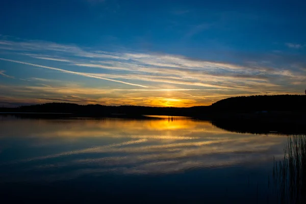 Vacker Solnedgång Över Sjön — Stockfoto