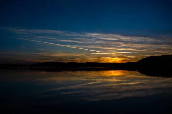 Vacker Solnedgång Över Sjön — Stockfoto