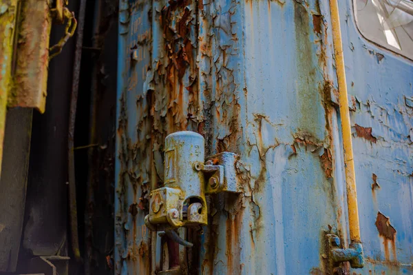 Gammal Rostig Metalldörr Med Mycket Övergiven Fabrik — Stockfoto