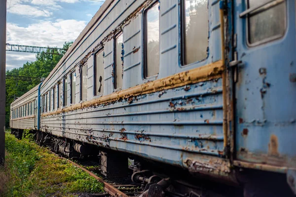 Παλιό Σκουριασμένο Τρένο Σιδήρου Στο Σιδηρόδρομο — Φωτογραφία Αρχείου