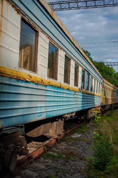 Yoldaki demiryolu rayları