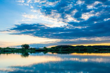Gölün üzerinde güzel bir gün batımı