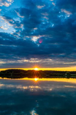 Gölün üzerinde güzel bir gün batımı