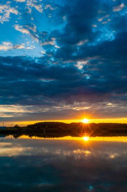 Gölün üzerinde güzel bir gün batımı
