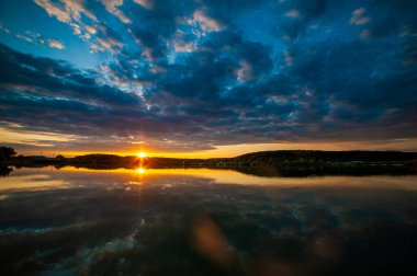 Gölün üzerinde güzel bir gün batımı