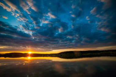 Gölün üzerinde güzel bir gün batımı