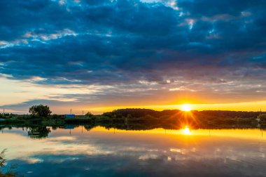 Gölün üzerinde güzel bir gün batımı