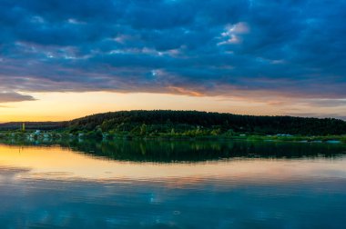 Gölün üzerinde güzel bir gün batımı