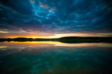 Gölün üzerinde güzel bir gün batımı