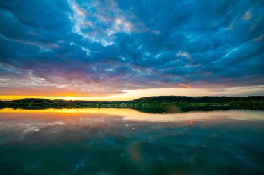 Gölün üzerinde güzel bir gün batımı