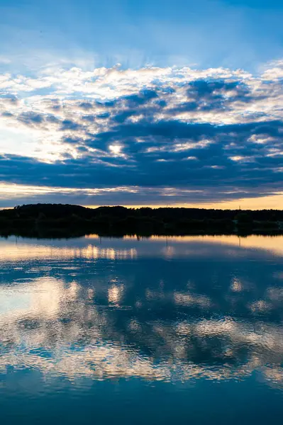 Vacker Solnedgång Över Sjön — Stockfoto