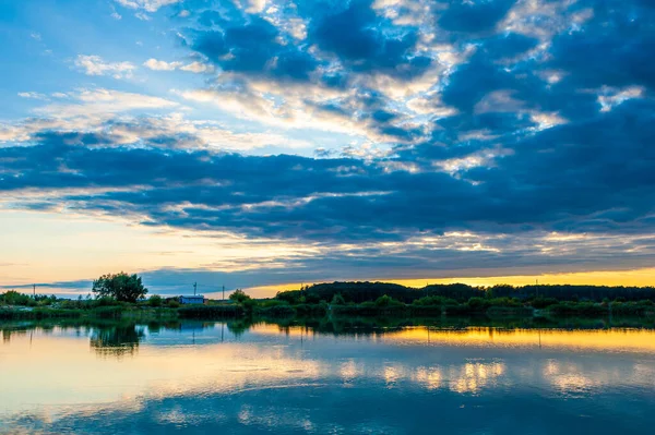 Hermoso Atardecer Sobre Lago —  Fotos de Stock