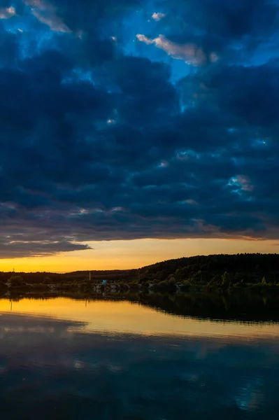 Vacker Solnedgång Över Sjön — Stockfoto