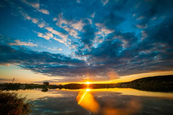 Schöner Sonnenuntergang Über Dem See — Stockfoto