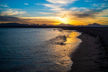 Denizin üzerinde güzel bir gün batımı 