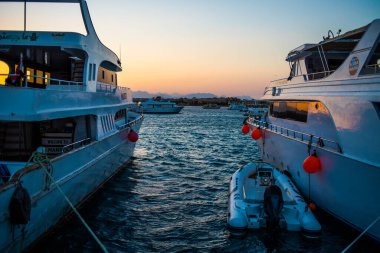 Deniz manzarası ve göldeki tekne.