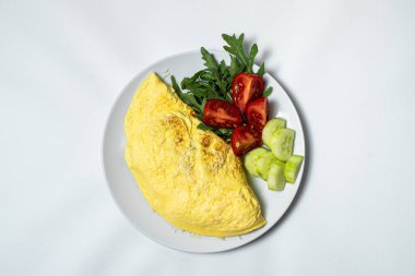 Sebzeli ve soslu ızgara somon.