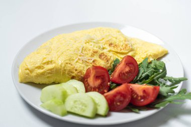 sahanda yumurta domates ve marul