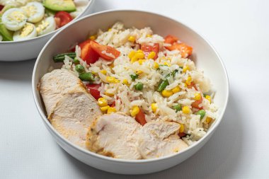 Sebze ve sebzeli kızarmış pirinç.