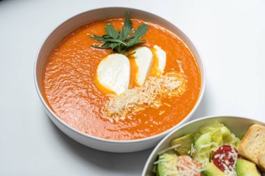 Kremalı ve sebzeli kabak çorbası.