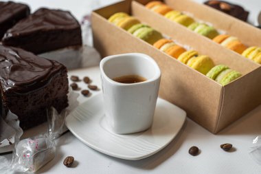 Kahve ve fındıklı çikolatalı kek.