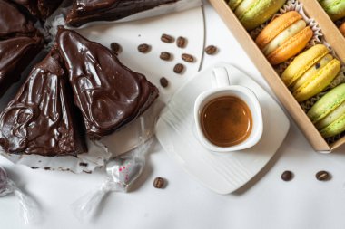 Kahve ve fındıklı çikolatalı kek.