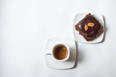 Çikolatalı kahve ve beyaz arka planda kurabiyeler.
