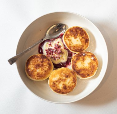 Reçelli krep ve ekşi krema.