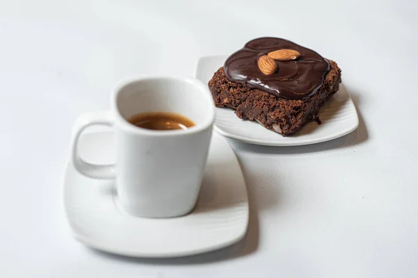 Torta Cioccolato Con Caffè Tazza Sfondo Bianco — Foto Stock