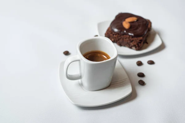 Шоколадный Торт Кофе Чашкой Чая Белом Фоне — стоковое фото