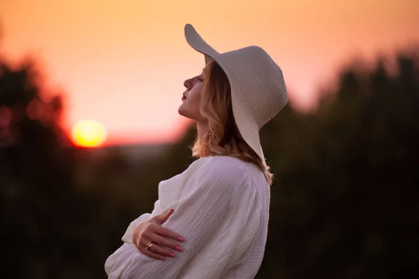 Beautiful Girl White Dress Hat Lavender Field Sunset — Zdjęcie stockowe