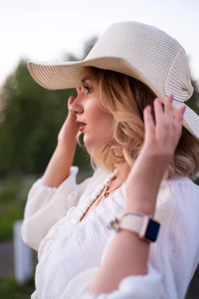 Beautiful Girl White Dress Hat Lavender Field Sunset — Stockfoto