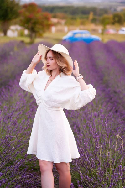Beautiful Girl White Dress Hat Lavender Field Sunset — Stock fotografie