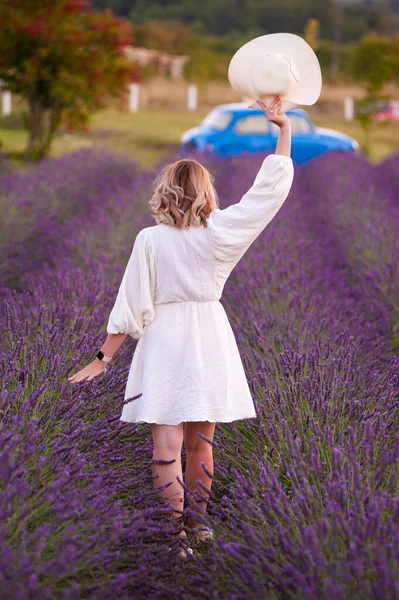 Beautiful Girl White Dress Hat Lavender Field Sunset — Fotografia de Stock