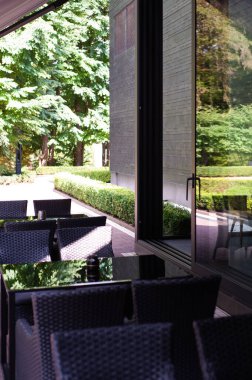 Sandalyeleri ve masaları olan modern bir ev