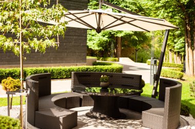 Masası ve sandalyeleri olan açık hava terası.