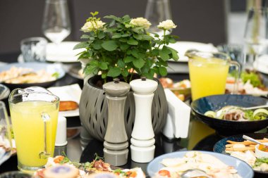 Masada meyve ve sebzelerle nefis bir kahvaltı