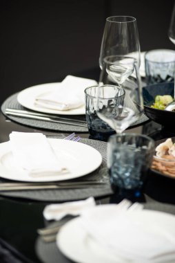 Masada beyaz şarap ve çatal bıçak var.