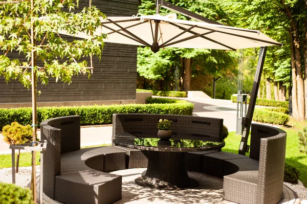 Masası ve sandalyeleri olan açık hava terası.