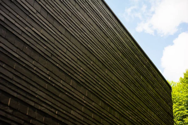 Şehirdeki eski ahşap ev.