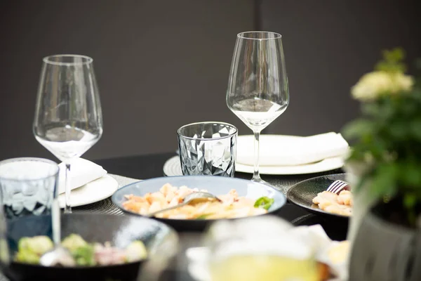 白ワインとシャンパンのグラスでテーブルセッティング — ストック写真