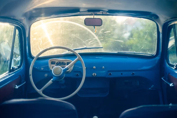 Arabanın içi mavi gökyüzüyle dolu.