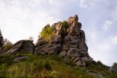 Kayalar ve dağlarla dolu güzel bir manzara.